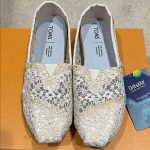 TOMS Women's Lace Slip-On Shoes - White and Cream